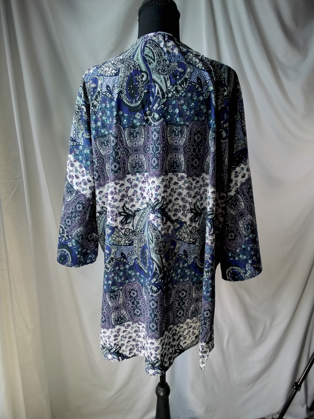 Peach Love California Blue & White Paisley Open-Front Kimono - Picture 4 of 12